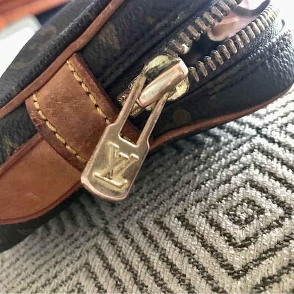 Authentic Louis Vuitton Marly Vintage Wristlet - Picture 3 of 7